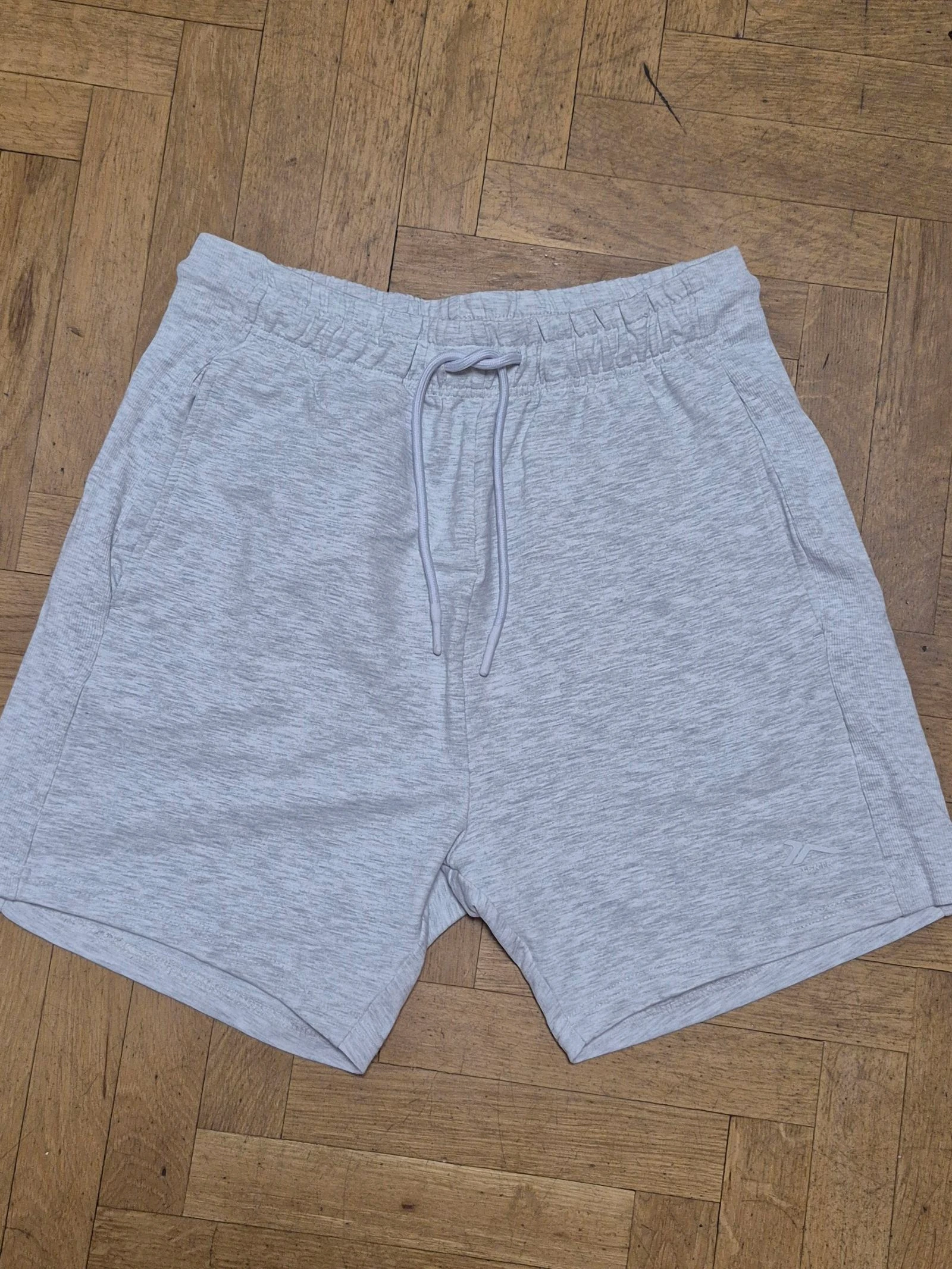 Pantalón corto gris con bolsillos Talla M